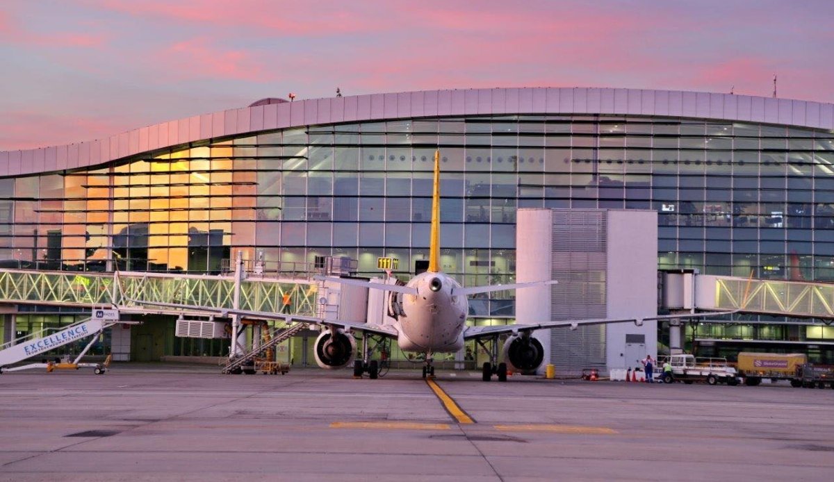 Aeroportul Internațional „Henri Coandă” din Otopeni se pregătește să devină un pilon important al mobilității sustenabile în România, odată cu instalarea a șapte stații de încărcare ultra-rapidă pentru autovehiculele electrice