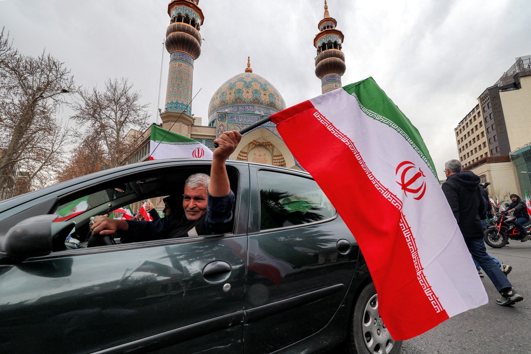 Oficialii americani și israelieni au primit luni o informație neașteptată privind negocierile cu Iranul: Liderul Suprem Mojtaba Khamenei le-a dat pentru prima dată instrucțiuni negociatorilor să facă pași spre un acord