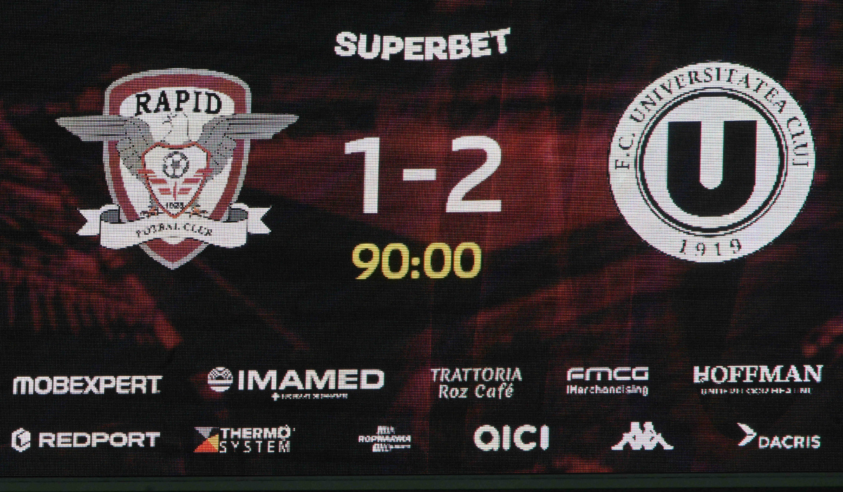 Rapid București a suferit o înfrângere dureroasă pe teren propriu în fața Universității Cluj, după o partidă în care “giulestenii” au condus cu 1-0, dar au fost în cele din urmă învinși cu scorul de 2-1