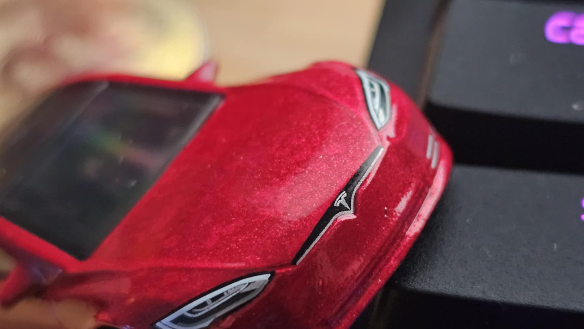 Tesla, unul dintre liderii pieței auto electrice, se confruntă deseori cu probleme legate de funcționarea camerei de marșarier