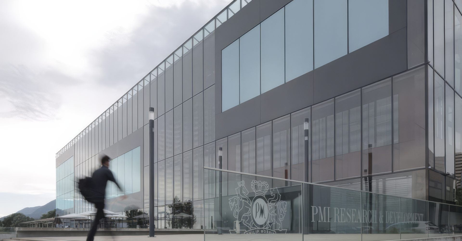 Laboratorul The Cube, situat în Neuchâtel, elvețian, a fost transformat dintr-o unitate cu tradiție de aproape un secol în procesarea tutunului într-un centru de cercetare modern, dedicat dezvoltării tehnologiilor fără fum