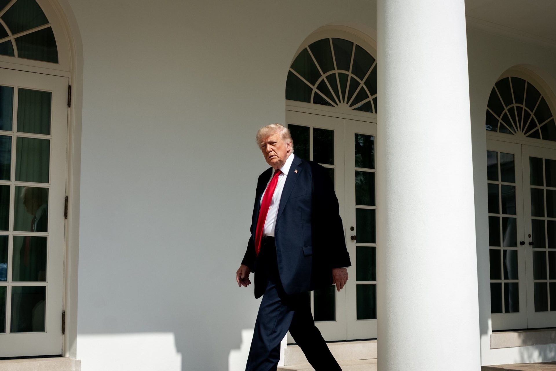 Iranul închide Strâmtoarea Ormuz și atacă un petrolier. Trump: „Nu ne pot șantaja”