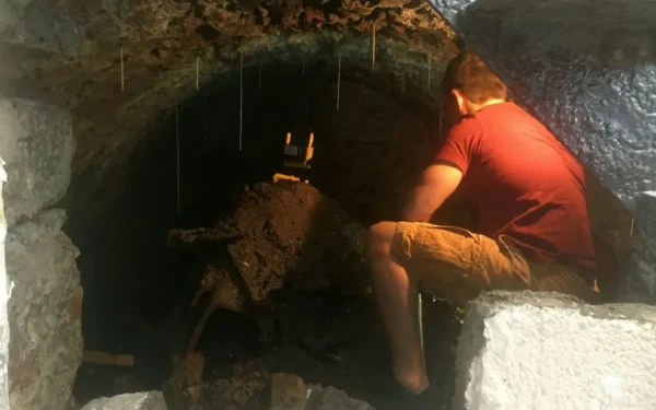 Renovări-șoc! Un bărbat a găsit „poarta către 1900” în propria casă