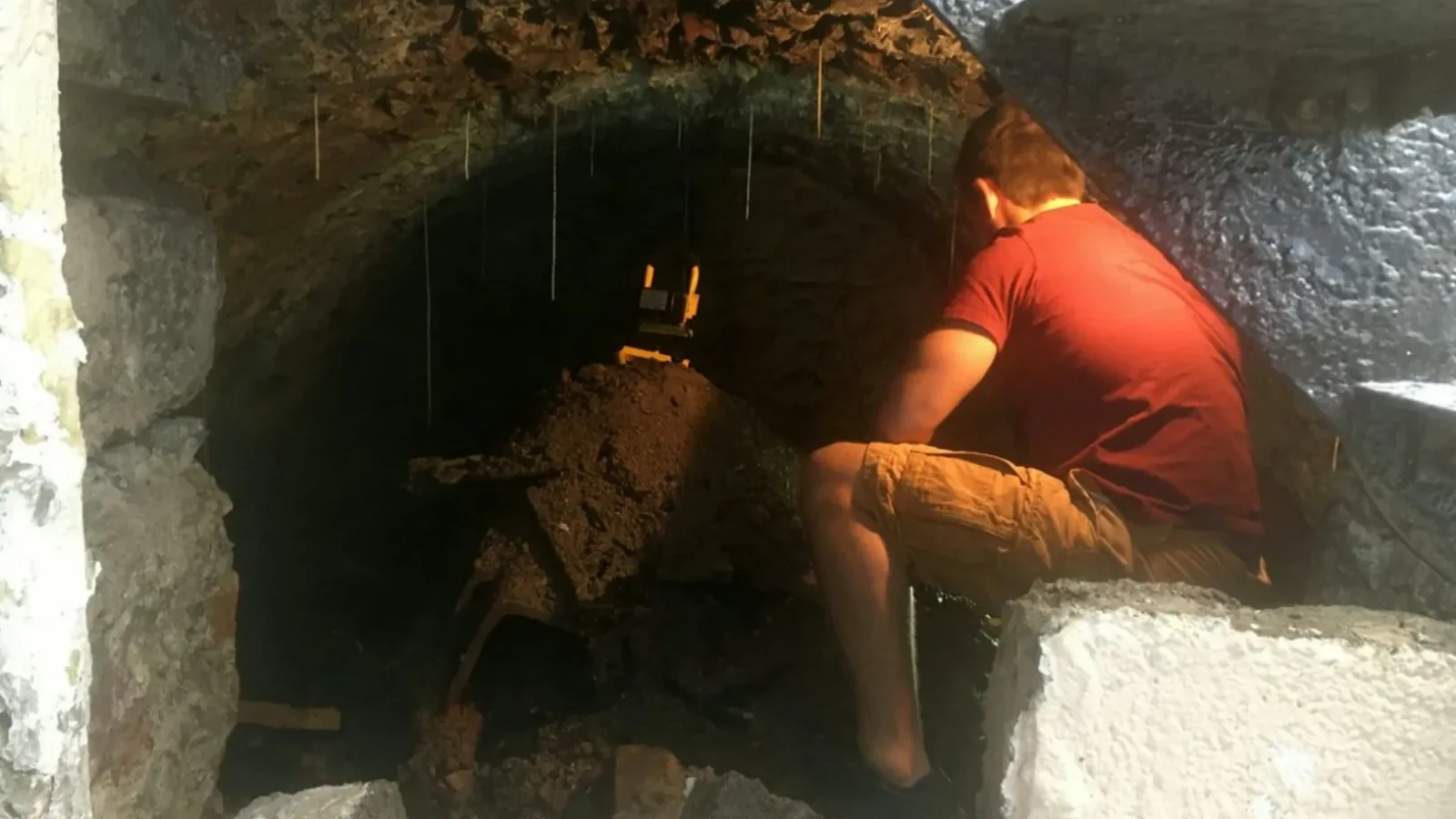 Renovări-șoc! Un bărbat a găsit „poarta către 1900” în propria casă