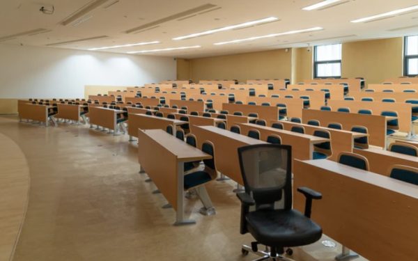 Români trecuți de 40 de ani, la facultate: Peste 2.200 înscriși la Universitatea din București