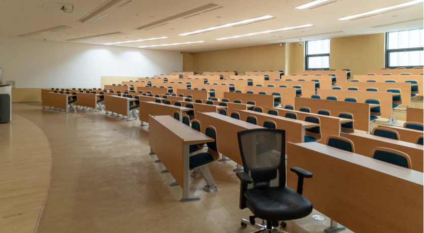 Români trecuți de 40 de ani, la facultate: Peste 2.200 înscriși la Universitatea din București