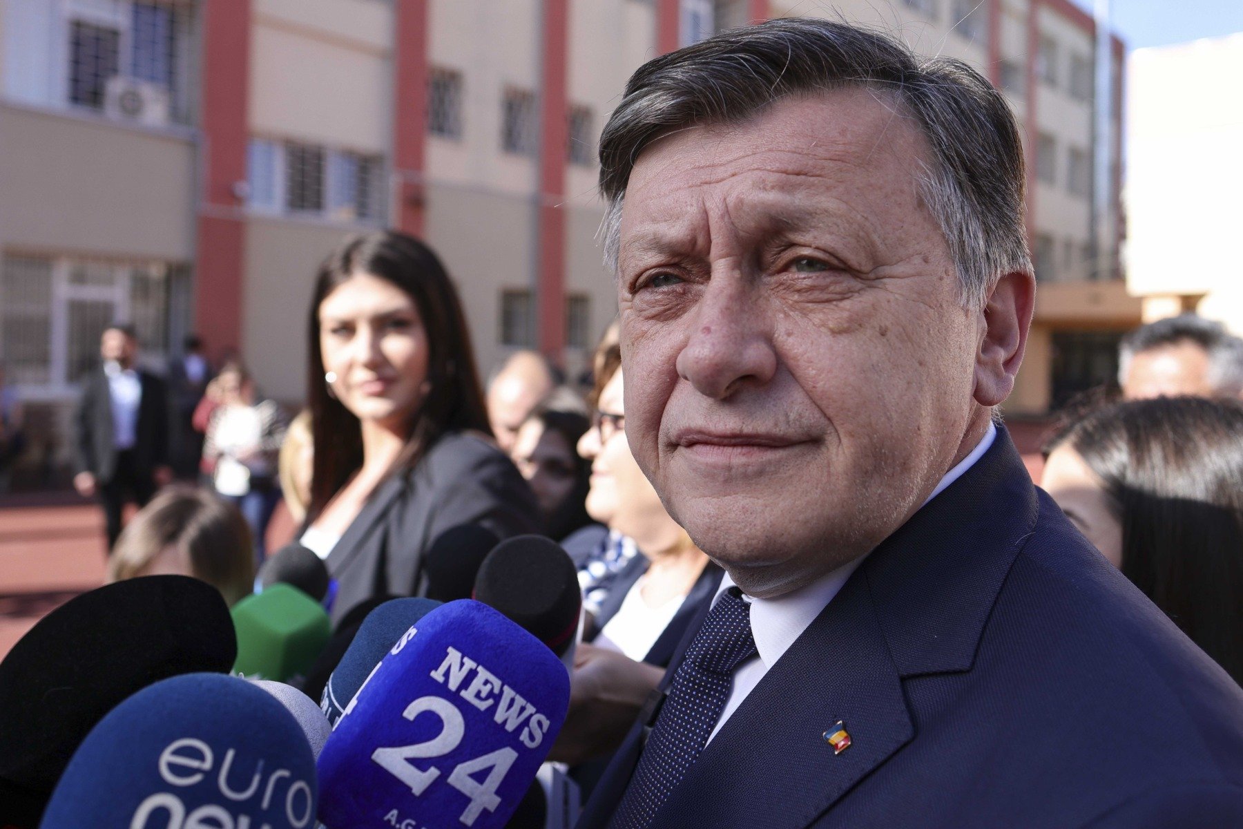 Crin Antonescu, fostul candidat la alegerile prezidențiale din mai 2025, a negat orice implicare în scandalul pozelor trucate, despre care G4Media.ro a publicat informații că au fost realizate și puse în scenă înainte de scrutin