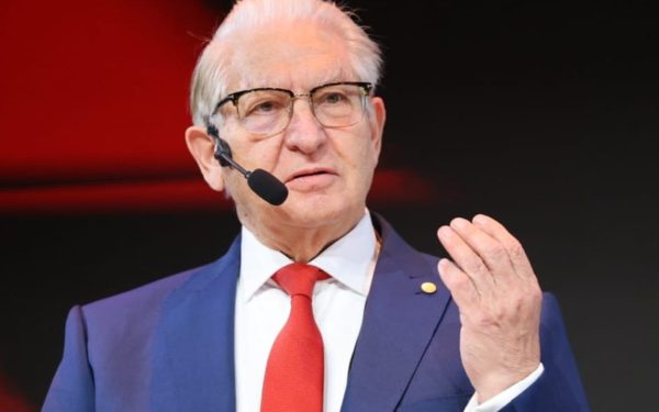 Când mâncăm cozonac și mielul de Paște? Răspunsul medicului Vlad Ciurea