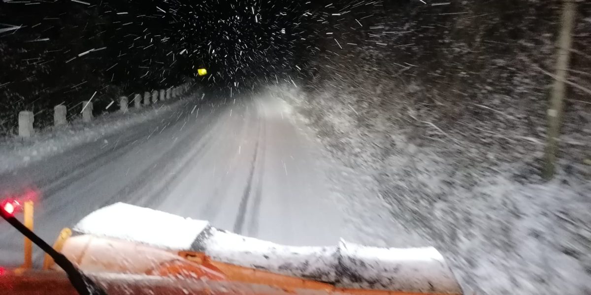 Ninsori abundente au creat probleme în zona montană a județului Vâlcea, unde utilajele de deszăpezire au intervenit pentru a asigura circulația pe DN7A