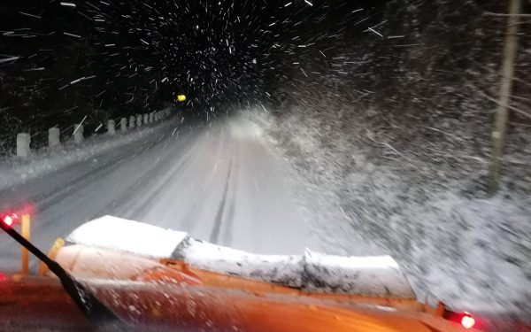 Zăpadă pe șoselele din Vâlcea: DN7A, blocat! Utilajele intervin