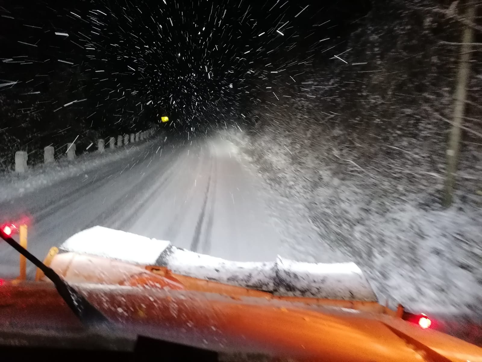 Ninsori abundente au creat probleme în zona montană a județului Vâlcea, unde utilajele de deszăpezire au intervenit pentru a asigura circulația pe DN7A