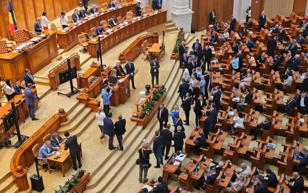 Moțiune de cenzură: Război în opoziție! PAce filmează, AUR mai așteaptă o lună