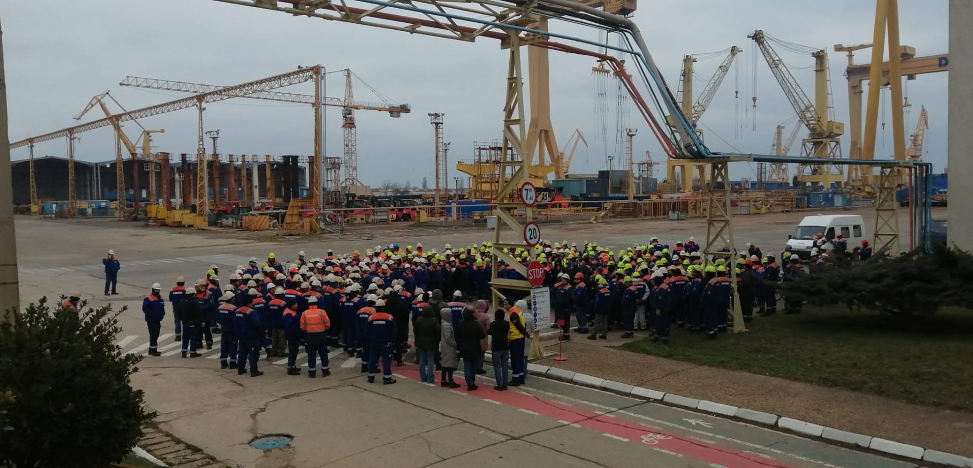 Aproape 4.700 de angajați de la Liberty Galați, Damen Shipyards Mangalia și Romaero București vor primi salariile restante Aproape 4.700 de angajați de la Liberty Galați, Damen Shipyards Mangalia și Romaero București vor primi salariile restante aferente ultimelor trei luni, înainte de sărbătorile pascale, a anunțat miercuri Ministerul Muncii