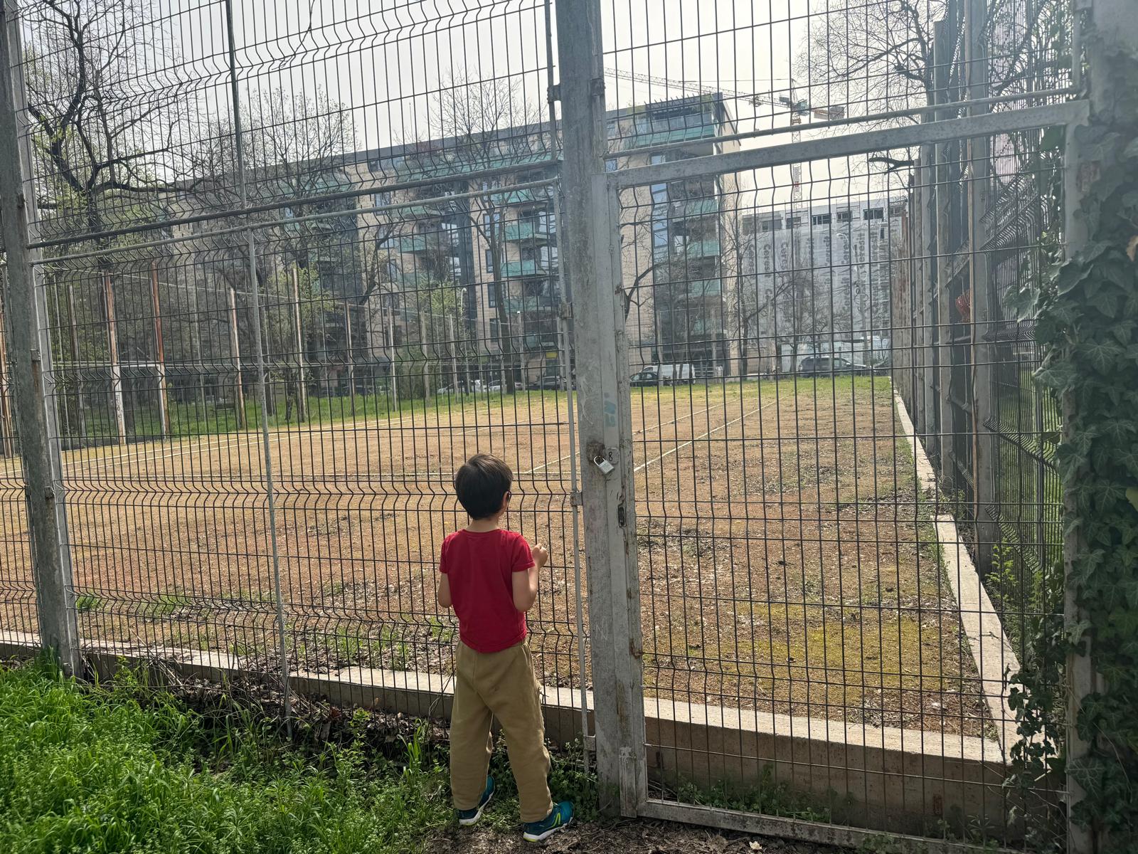 Aproape o mie de persoane din sectorul 1 al Bucureștiului au semnat o petiție online pentru salvarea Bazei Sportive Cireșarii, un spațiu emblematic pentru comunitate, aflat în degradare acută