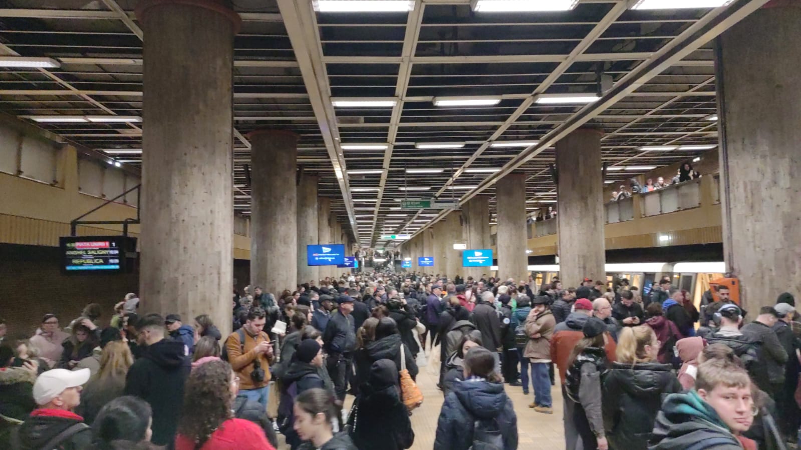 Perturbare semnificativă în Metrorex, după o intervenție medicală la Piața Unirii 1 Circulația metroului a fost grav afectată joi după-amiază, în zona stației Piața Unirii 1, pe sensul de mers către Eroilor, după ce o persoană a fost nevoie de intervenție medicală de urgență
