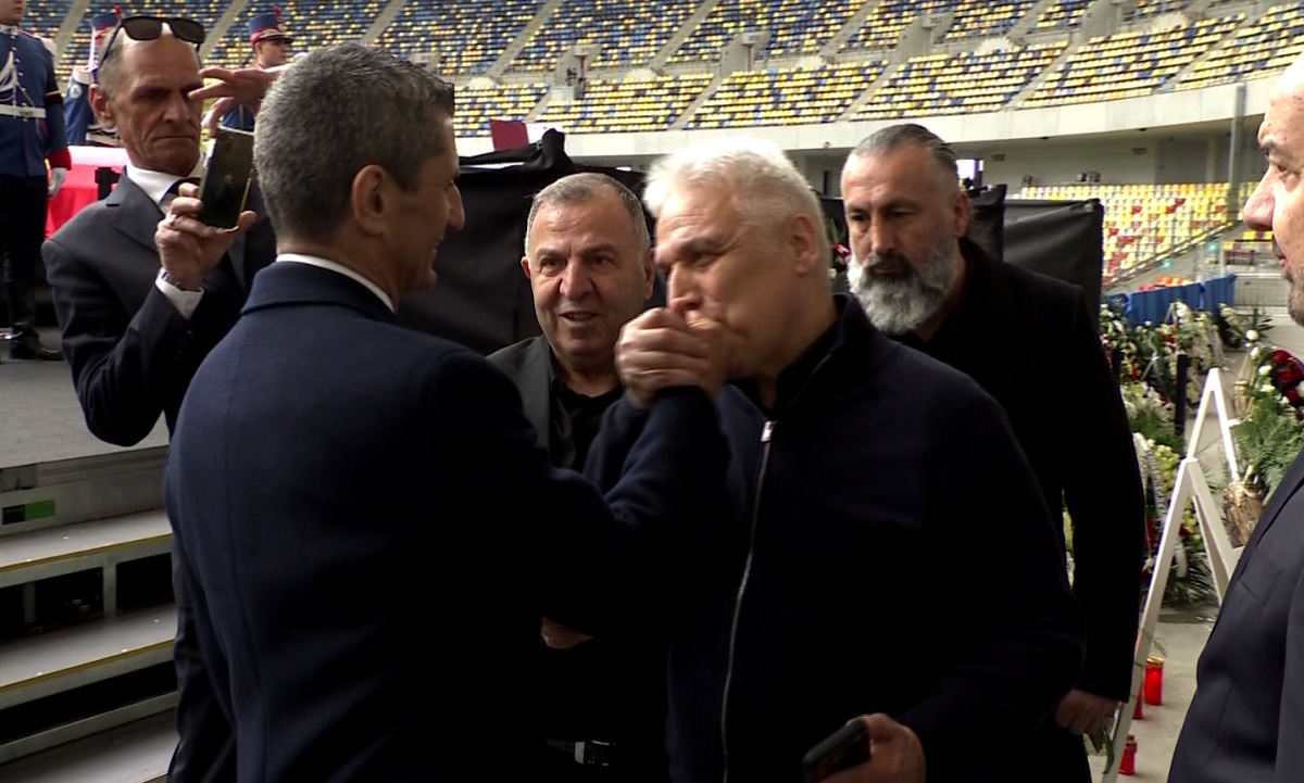 Un gest neașteptat a marcat atmosfera unei conferințe de presă dinaintea meciului Turcia – România: un jurnalist turc, recunoscut pentru activitatea sa, a sărutat mâna lui Mircea Lucescu, un om cu un renume uriaș în fotbalul turc