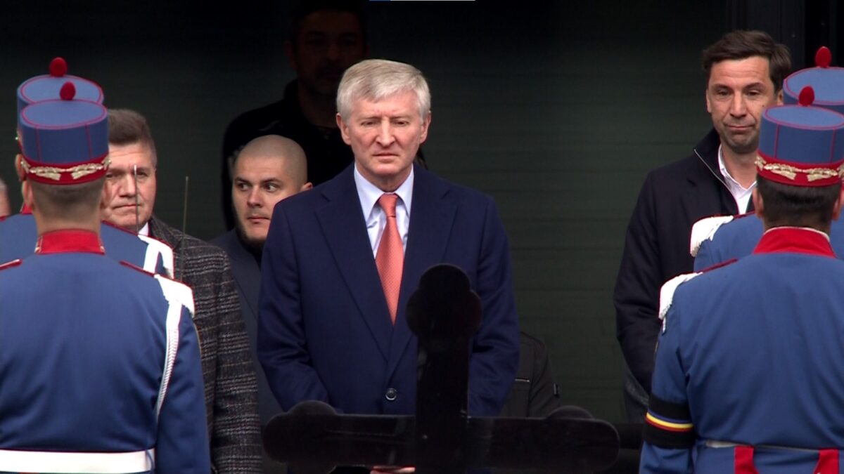 Sicriul lui Mircea Lucescu a fost depus miercuri la Arena Națională, începând cu ora 17:00, oferind un moment de adio pentru cei care l-au admirat și prețuit pe marele antrenor