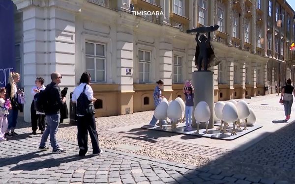 Ouăle gigant din Timișoara, scandal la Paște: 7.000 de euro și o statuie uitată