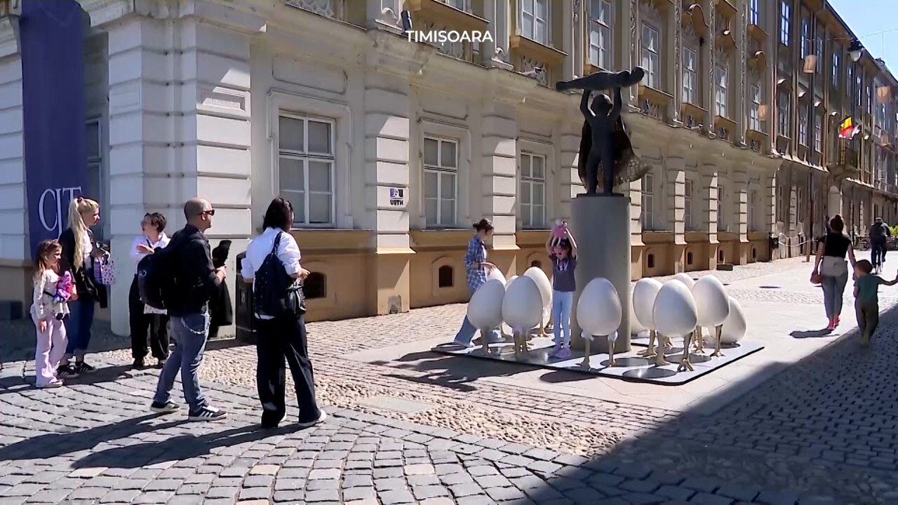 Ouăle gigant din Timișoara, scandal la Paște: 7.000 de euro și o statuie uitată