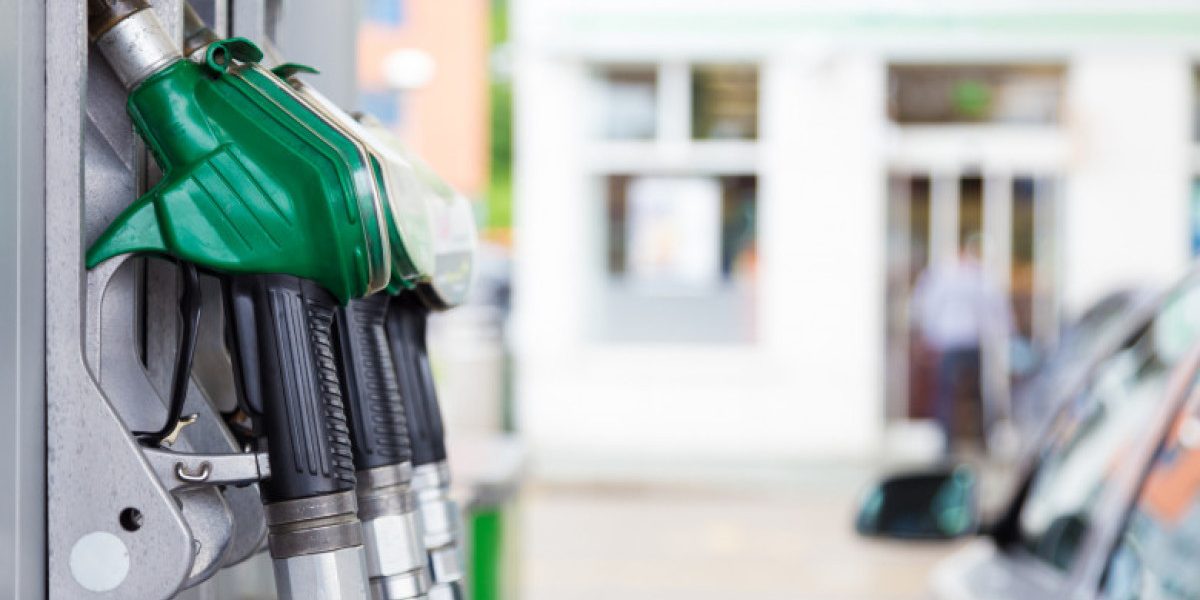 Benzina și motorina: Cât costă-n marile rețele? Scade petrolul, Trump negociază cu Iranul