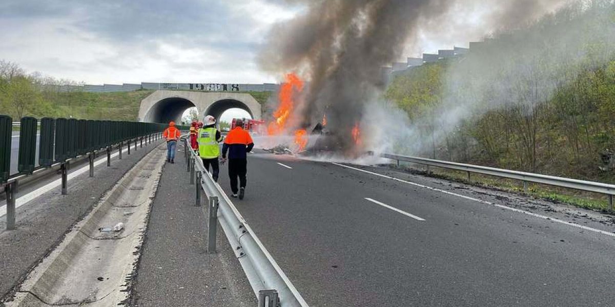 Incendiu pe A1: Un camion a ars în Hunedoara, șoferul, în stare de șoc
