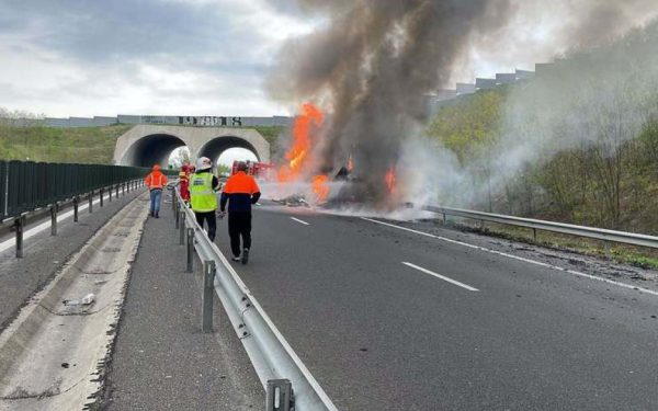 Incendiu pe A1: Un camion a ars în Hunedoara, șoferul, în stare de șoc