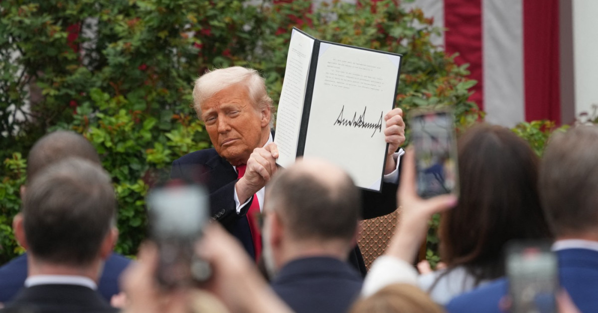 Președintele Statelor Unite, Donald Trump, a semnat joi un nou set de decrete executive care vizează impunerea de taxe vamale asupra unor medicamente importate, precum și modificări ale tarifelor pentru metale