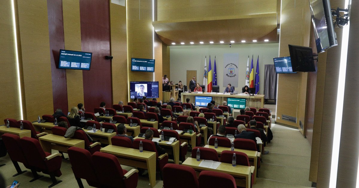 Consiliul General al Municipiului București a adoptat, joi, cu o majoritate semnificativă, proiectul de reorganizare a aparatului de specialitate al primarului general, care prevede reducerea drastică a numărului de angajați, de la 1.272 la 848 de posturi