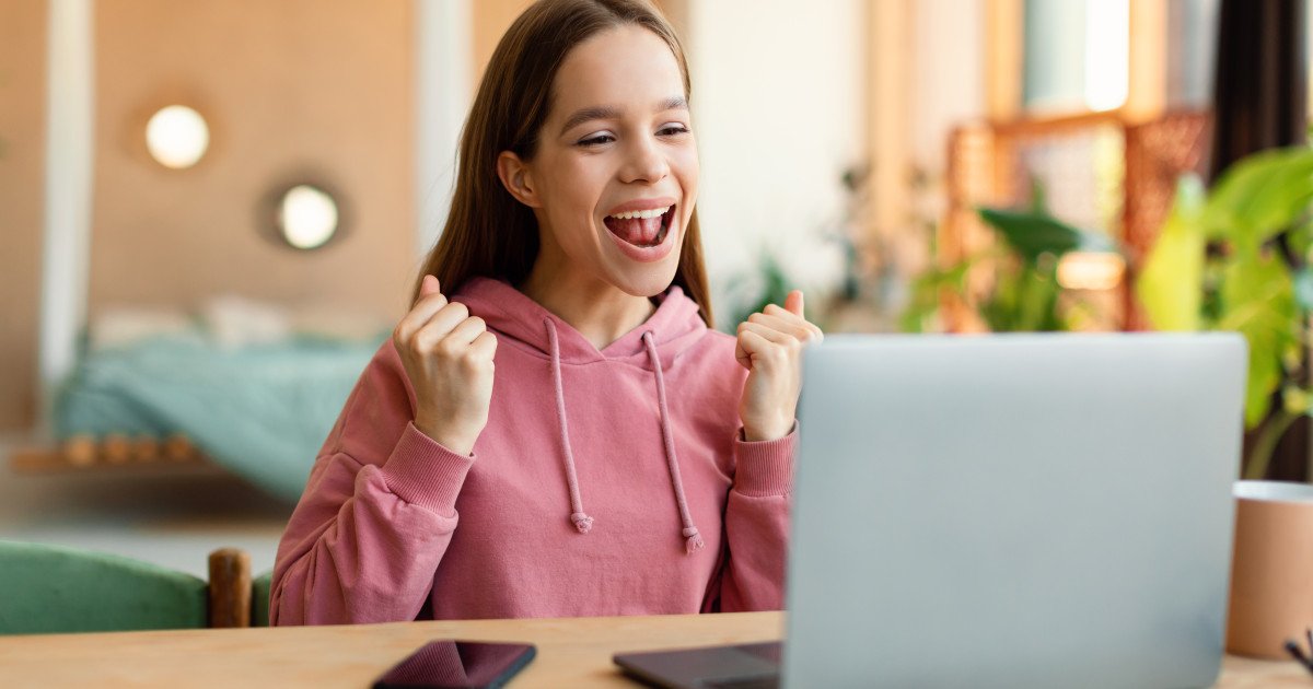 Elevii de clasa a VIII-a din România au aflat, luni, rezultatele simulării Evaluării Naționale 2026, după finalizarea corectării lucrărilor, susține Ministerul Educației