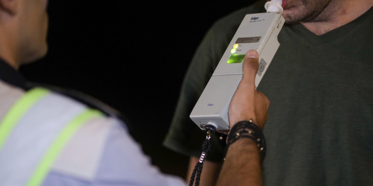 Șofer începător, prins beat cu 3 copii în mașină după whisky și bere