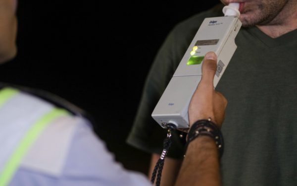 Șofer începător, prins beat cu 3 copii în mașină după whisky și bere