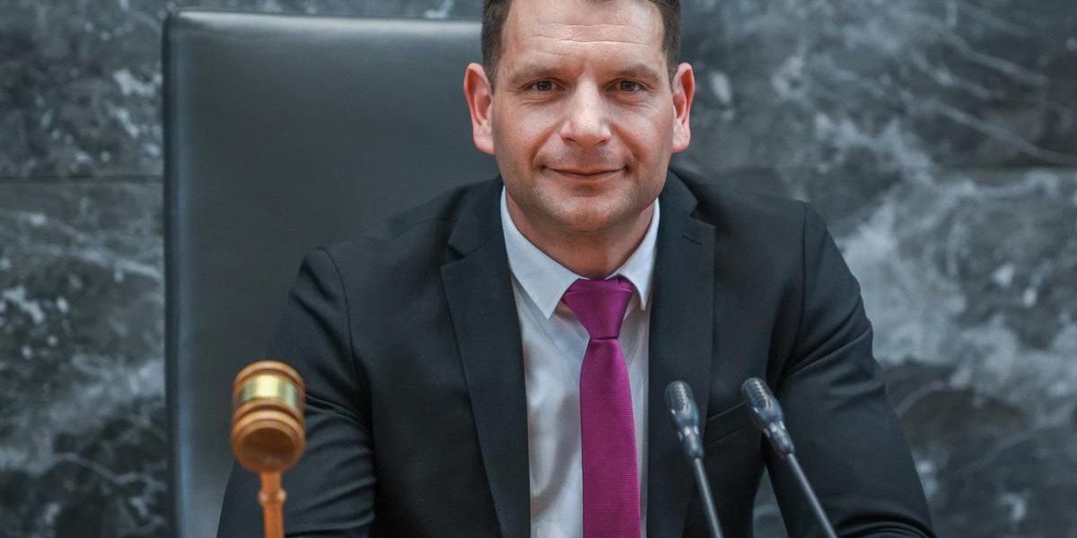 Președinte de Parlament vrea ieșirea din NATO și OMS. De ce nu părăsește și UE?