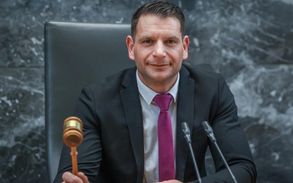 Președinte de Parlament vrea ieșirea din NATO și OMS. De ce nu părăsește și UE?