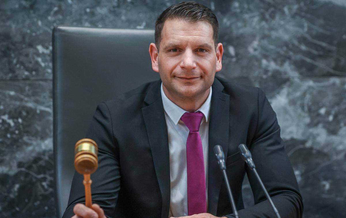 Președinte de Parlament vrea ieșirea din NATO și OMS. De ce nu părăsește și UE?