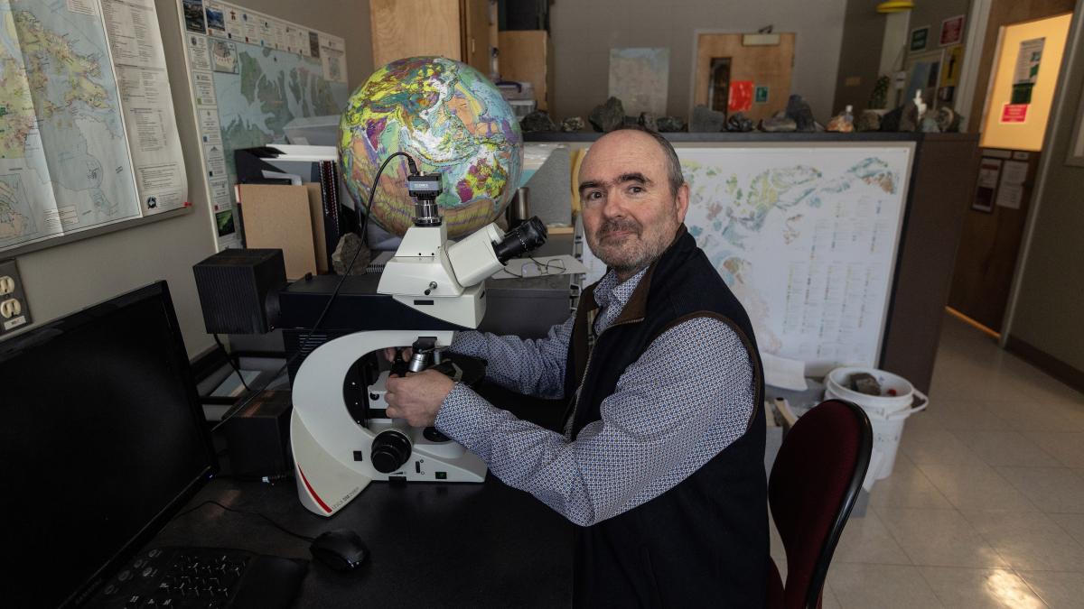 Descoperire revoluționară: un mineral nou într-un diamant vechi de milioane de ani Un mineral necunoscut până acum a fost identificat în interiorul unui diamant format în adâncul Pământului, oferind o perspectivă nouă asupra proceselor geologice din cele mai îndepărtate zone ale planetei