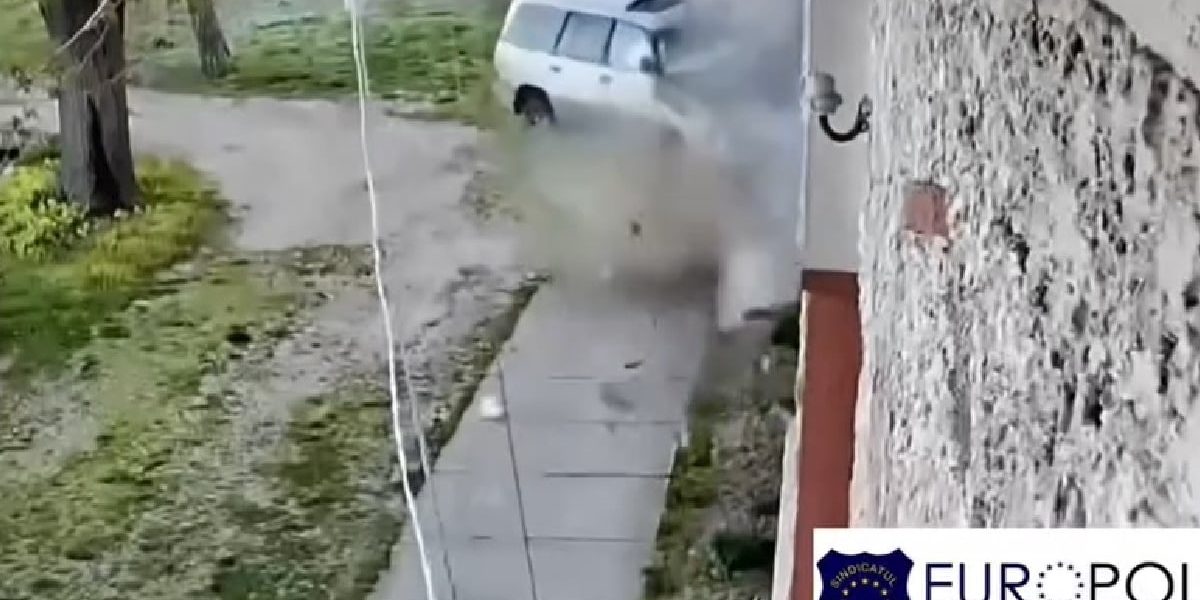 Accident TERIBIL în Caraș-Severin: Șofer mort, familie DEVASTATĂ la spital