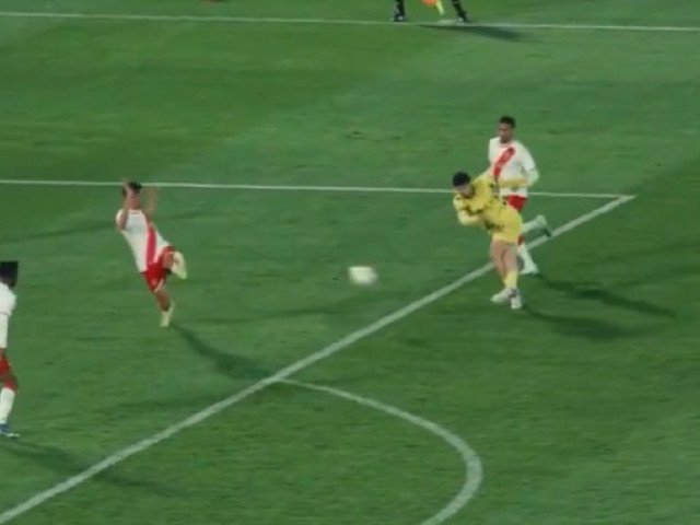 A dat „șutul” perfect din afara careului! „Puskas” pe loc pentru această execuție!