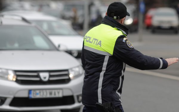 Echipamente auto obligatorii în 2026: Amenzi USTURĂTOARE pentru șoferi!