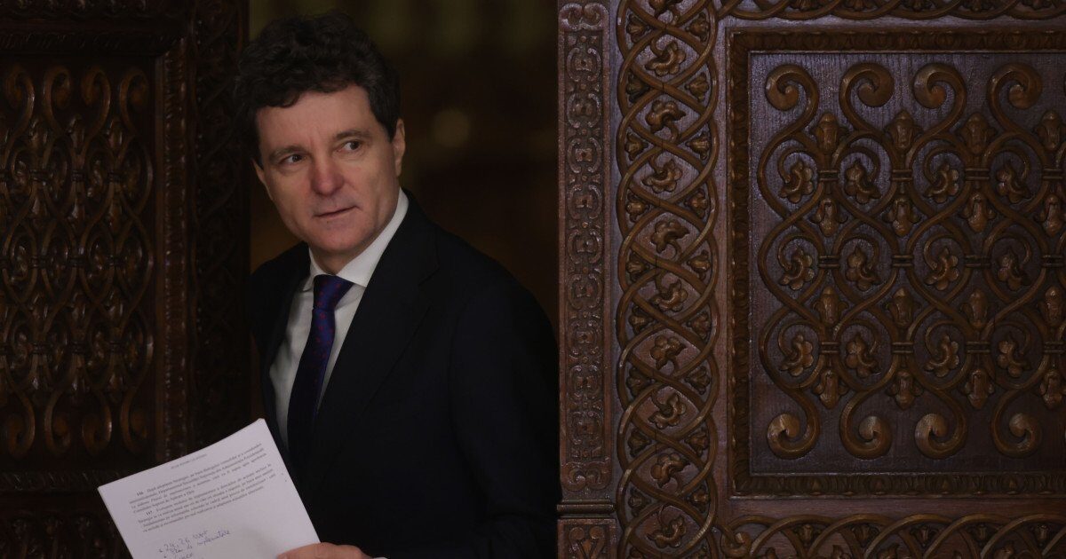 Nicușor Dan, atac la CCR: Legea guvernanței corporative, contestată