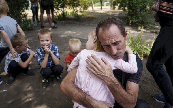 Atrocități în Ucraina: Aproape 700 de copii uciși, 20.000 deportați în Rusia