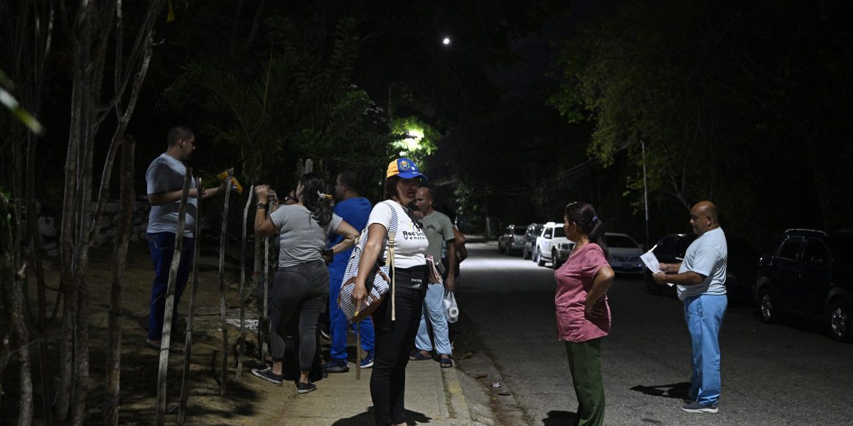 Venezuela cedează: Zeci de deținuți politici, eliberați. SUA pune presiune