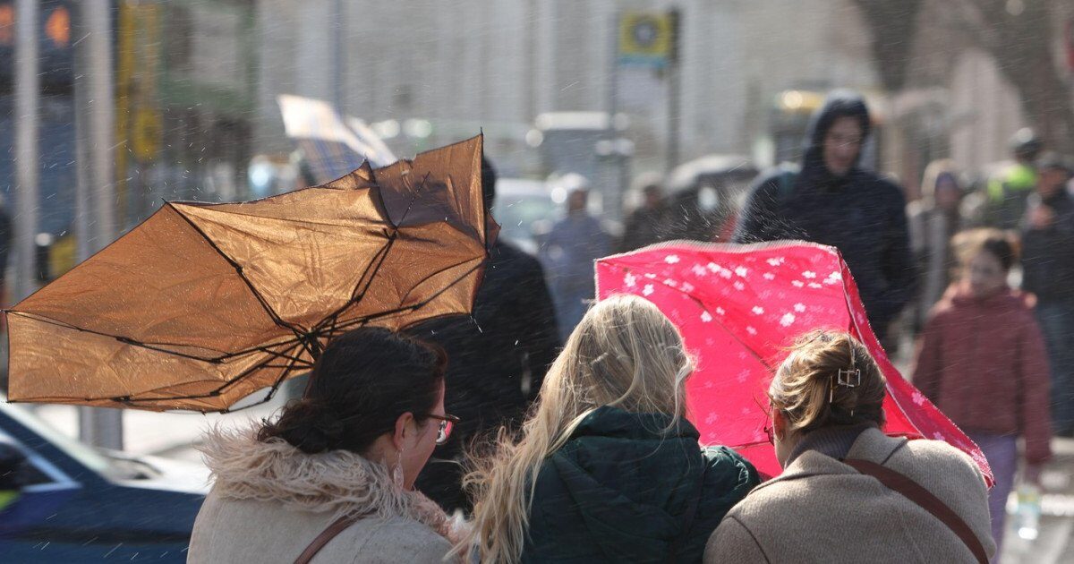 Vremea schimbă radical aspectul în România, aducând temperaturi sub normalul perioadei și precipitații deosebit de variate, de la ploi și lapoviță la ninsoare, mai ales în zonele montane