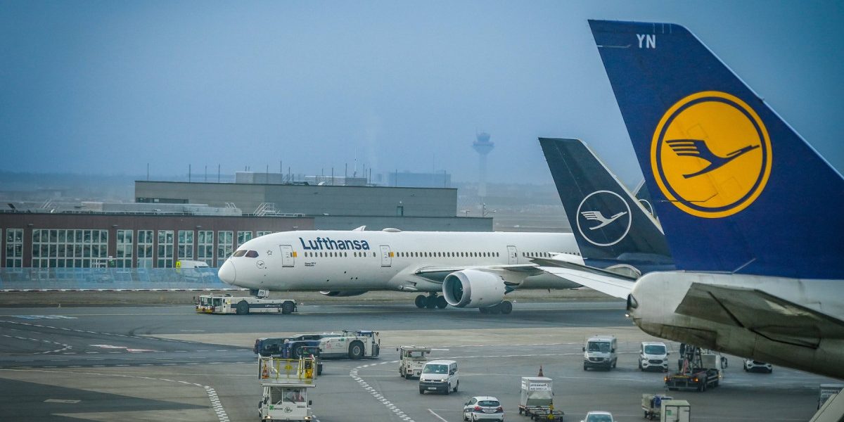 Lufthansa taie 20.000 de zboruri: Ce rute din România sunt afectate de scumpirea carburantului?