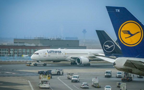 Lufthansa taie 20.000 de zboruri: Ce rute din România sunt afectate de scumpirea carburantului?