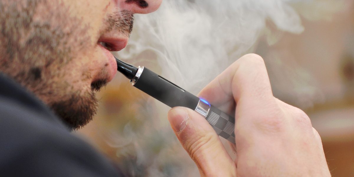 Vape-urile, interzise în spațiile publice: Nou proiect în Parlament