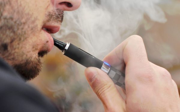 Vape-urile, interzise în spațiile publice: Nou proiect în Parlament