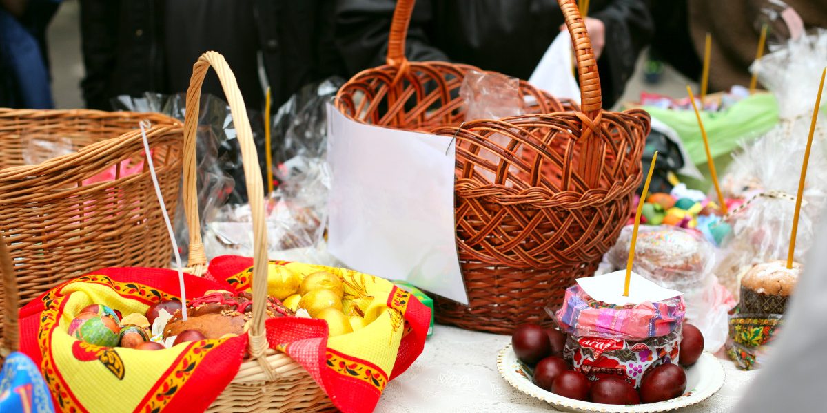 Alimente pentru Paște: Ce nu trebuie să lipsească din pachetele de pomană