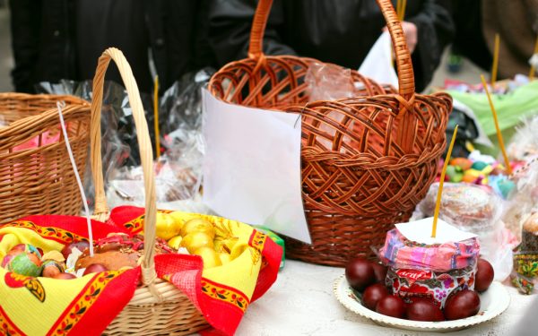 Alimente pentru Paște: Ce nu trebuie să lipsească din pachetele de pomană