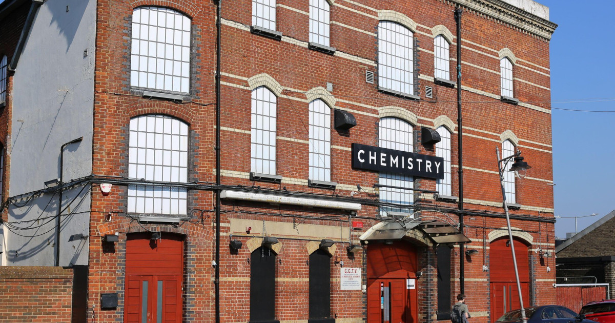 Doi tineri au murit și mai multe cazuri de meningită, legate de un club de noapte din Kent, au declanșat o reacție rapidă la nivel național în Marea Britanie