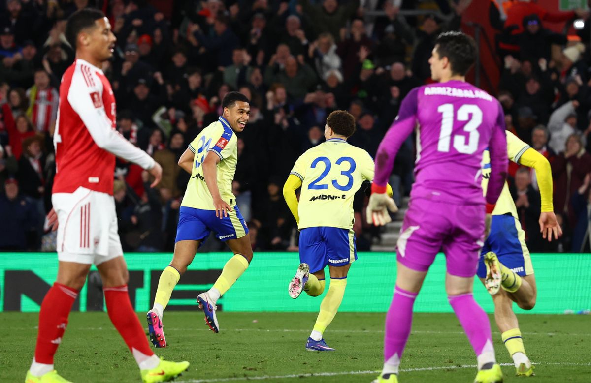 Arsenal a fost eliminată surprinzător în sferturile Cupei Angliei de Southampton, echipă de liga a doua, scor 2-1